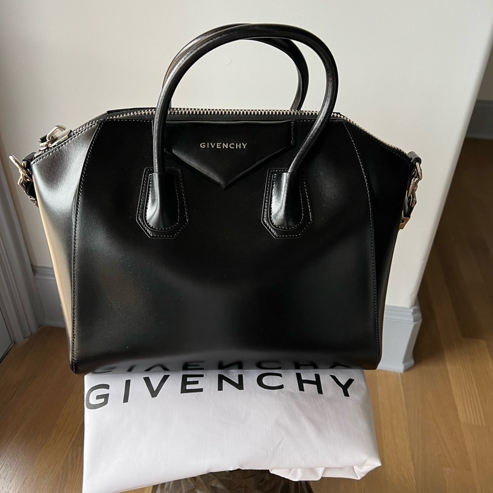 Givenchy Medium Antigona Satchel in Black - Picture 1 of 15
